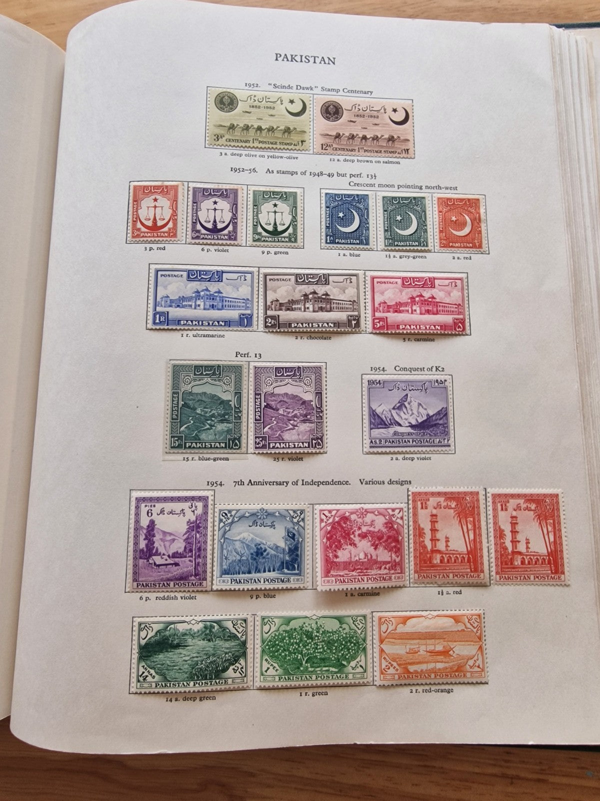 Superb QEII Mint Collection in 4 New Age Albums Cat £28,000++